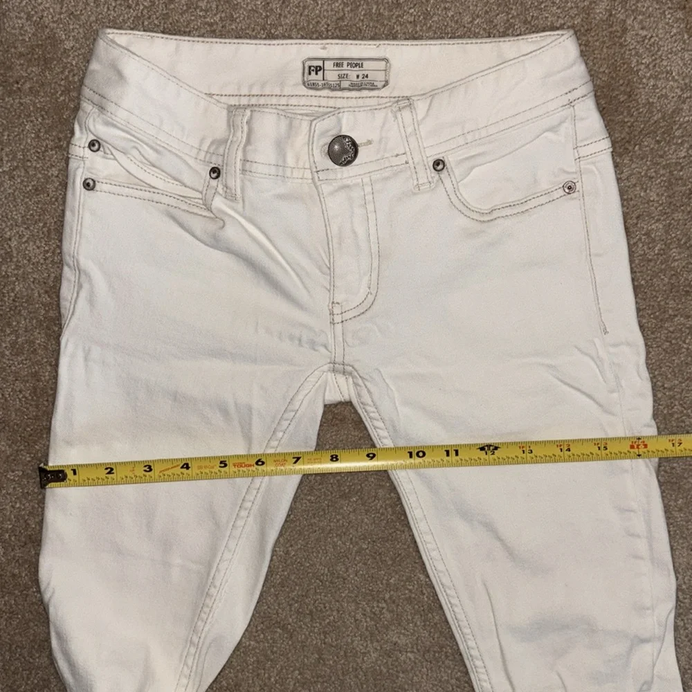 Free People Cropped Jeans White 5-Pocket Chewed Hem Distressed, Size 24 - Picture 11 of 16